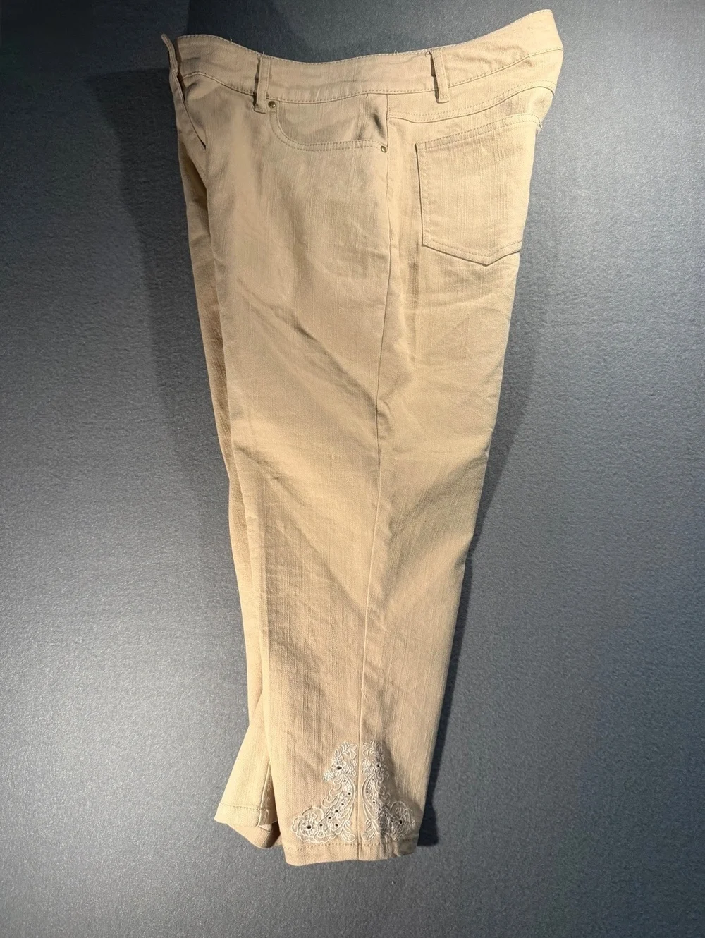 Ruby Rd. Beige Capri Pants with White Embroidery Size 8